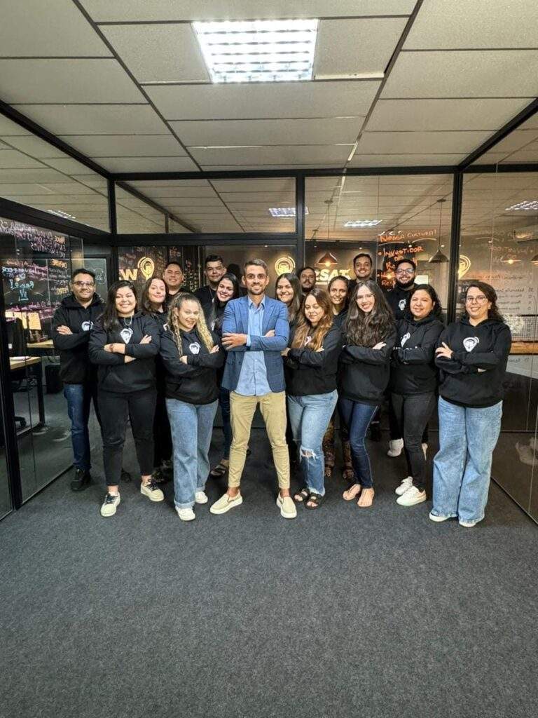 W2Sat e seus fundadores, marcando o início da história W2Sat