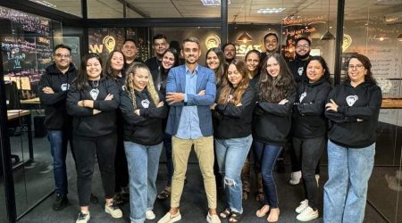 W2Sat e seus fundadores, marcando o início da história W2Sat